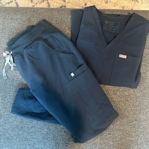 FIGS scrubs Dark Harbor set. Livingston pants and Catarina top. M.